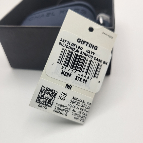 MICHAEL KORS Silicone Logo-embossed Apple AirPods Case NWT - Picture 8 of 9